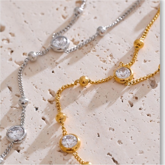 Elegant Gold and Silver Women's Jewelry Set - Picture 4 of 7